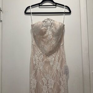 Lulu's Elegant Lace Wedding Dress